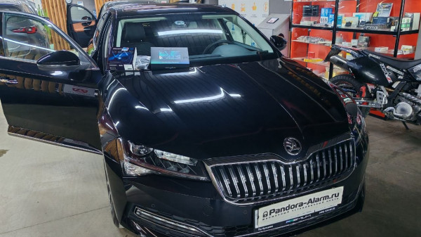 Skoda Superb 2025 установка Pandora VX 4G GPS FD и головного устройства Teyes в штатное место